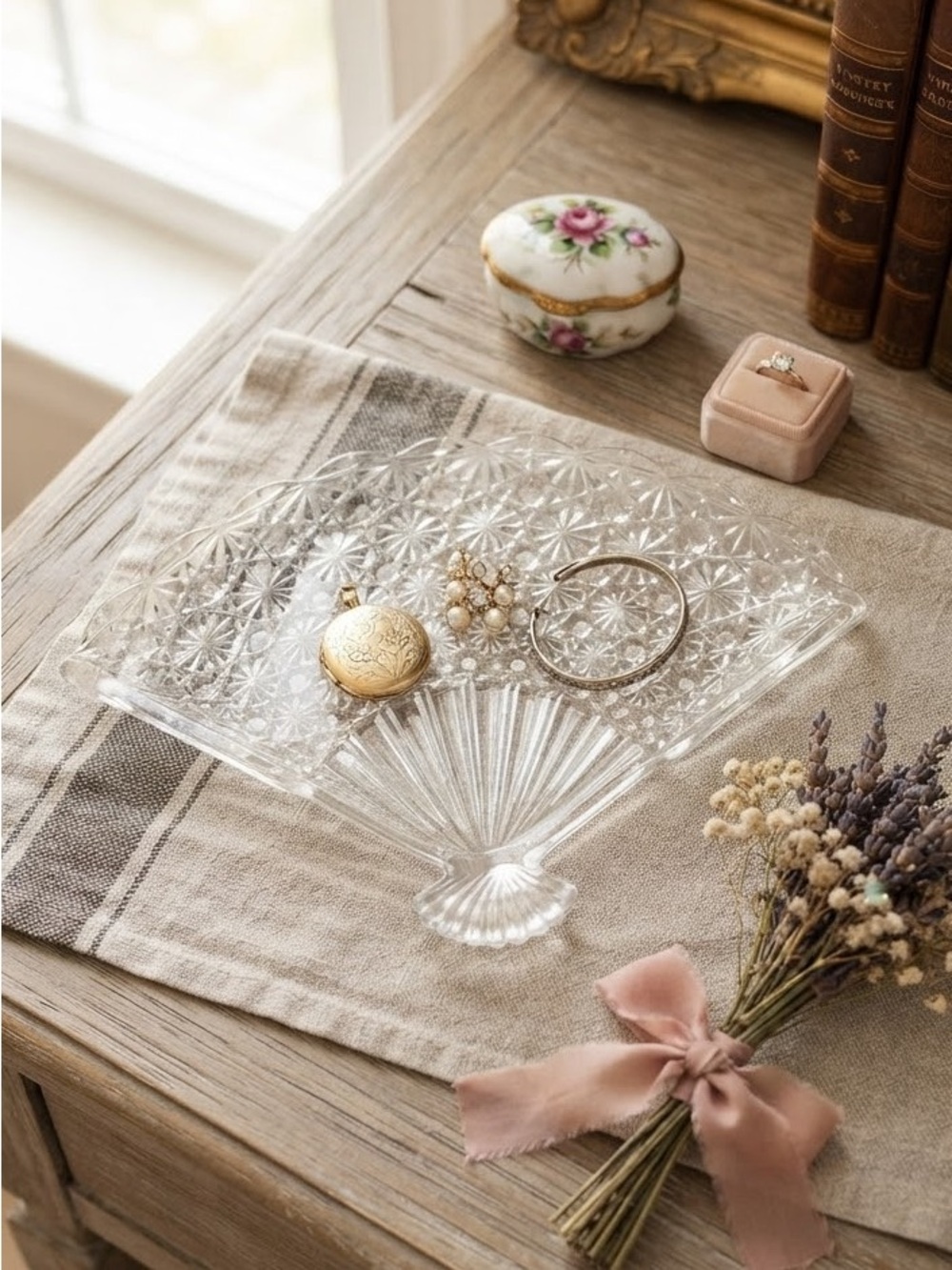 Vintage Clear Pressed Glass Fan Dish – Decorative Starburst Pattern Trillion Tri